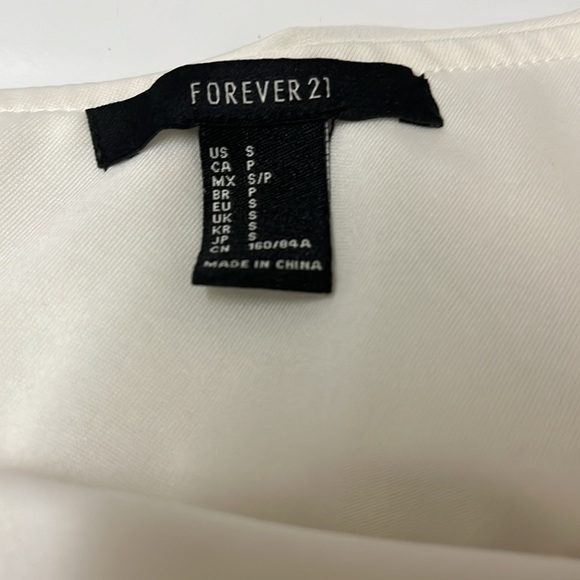 Forever 21 women’s One shoulder ruffled top, white/cream colour size small - Picture 4 of 4